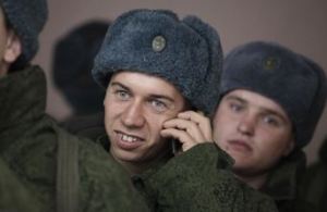 Conscript on His Mobilnik (photo: Reuters