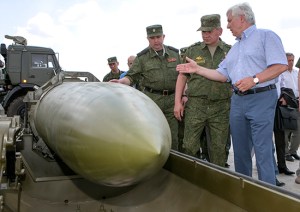 Designer Kashin Shows Shoygu the Iskander-M (photo: Mil.ru)
