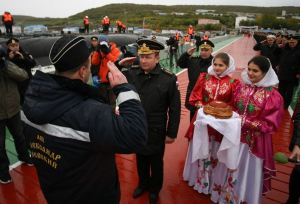 Navy CINC Salutes Nevskiy's Commander (photo: Pressa-tof.livejournal.com)