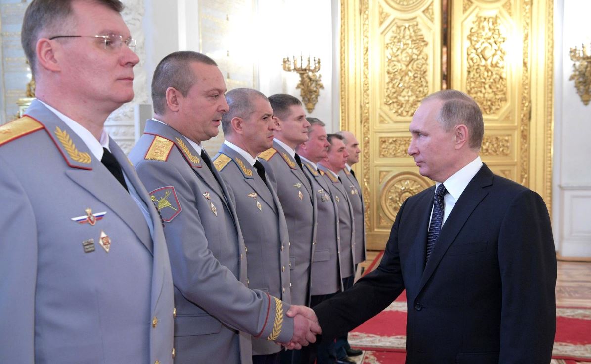 Putin greets General-Lieutenant Zavizon (photo Kremlin.ru)