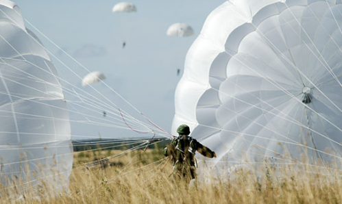 An airdrop with D-10 parachutes